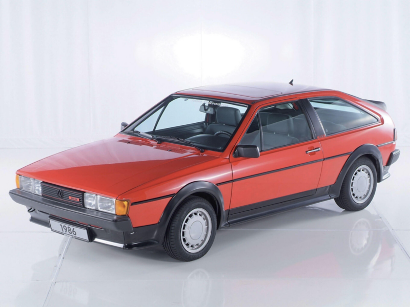 Un VW Scirocco rouge, deuxième génération, photo en studio.