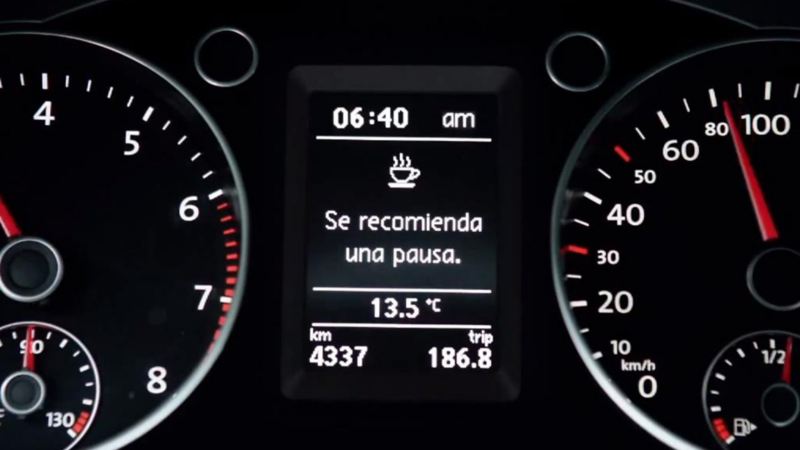 Vista del detector de cansancio en la pantalla del cockpit en un auto 2023 de Volkswagen.