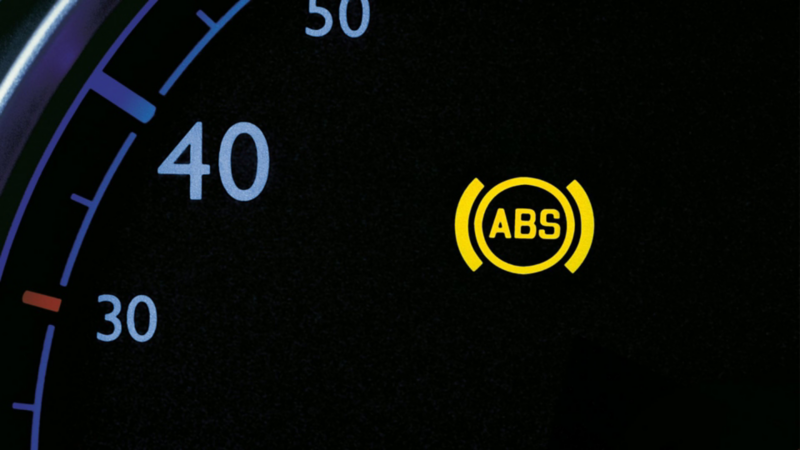 Testigo de sistema antibloqueo de frenos ABS encendido en tablero de Volkswagen.