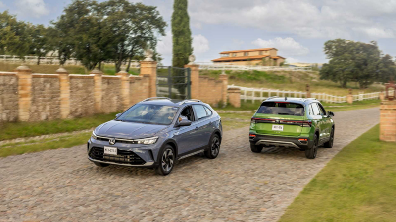 Camionetas SUV Volkswagen Nivus y Taos circulan en exterior.