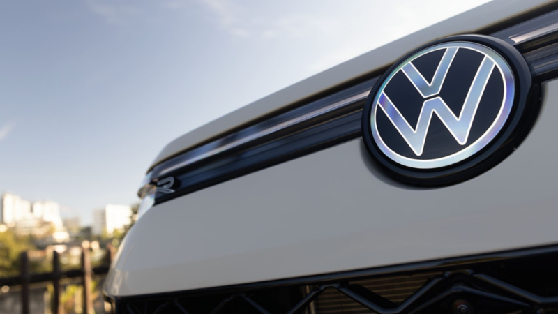 Logo de Volkswagen en la parrilla de Tiguan 2025. 