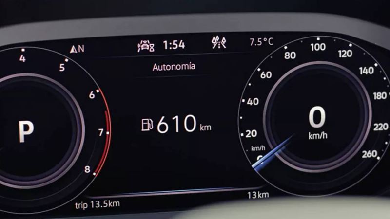 Digital cockpit de Volkswagen indica kilómetros, carga de gasolina, horario y otros datos.