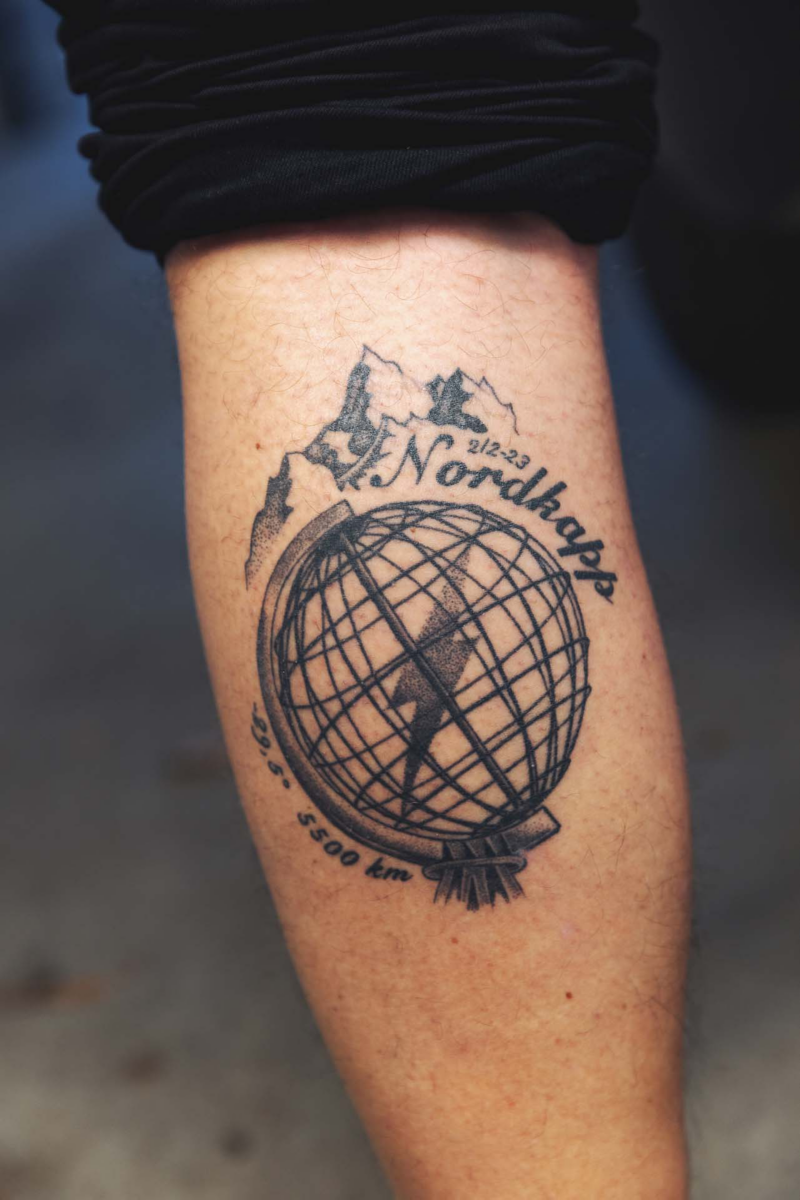 Morten viser sin tatovering af en jordklode