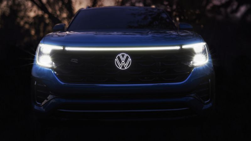 Parrilla de SUV de Volkswagen con labio de luz LED, faros encendidos y logo de VW iluminado.