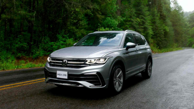 Volkswagen Tiguan. SUV 2024 con rines en tono metálico. 