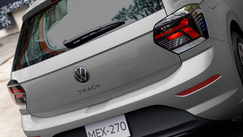 Cajuela de Volkswagen Polo Track con faros de halógeno, logo VW y nombre "Track". 