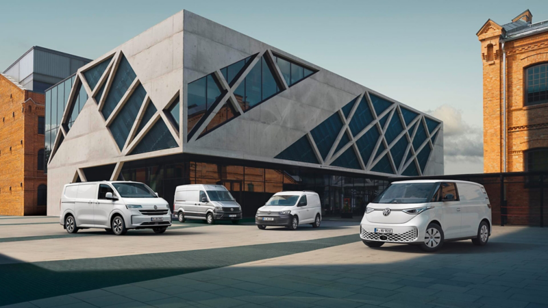 Furgonetas Volkswagen de ocasión aparcadas en un ambiente profesional