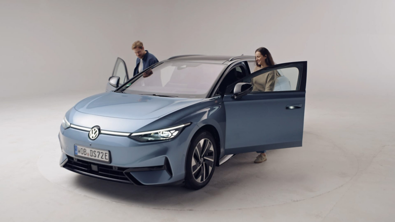 Dos personas subiéndose a su Volkswagen 100% eléctrico en ID. House