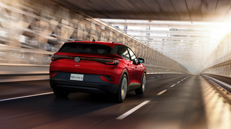 Volkswagen id4 de color rojo circula en una autopista. Vista trasera a SUV eléctrica.