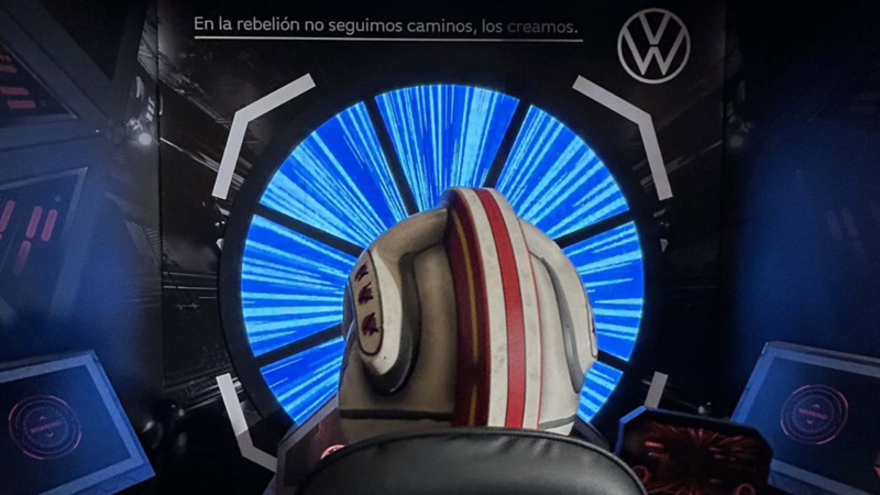 Rebelde dentro de nave con logo de Volkswagen, como parte de la promoción de la temporada 2 de "Andor".