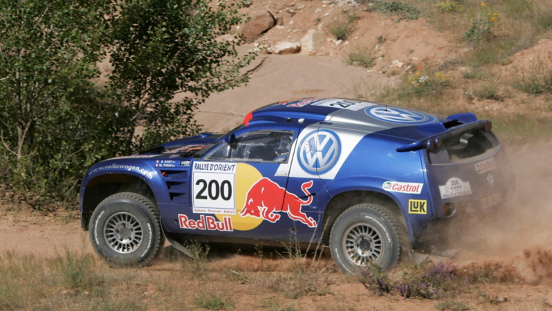 Une voiture de rallye VW Touareg en action – un moment fort du sport automobile.