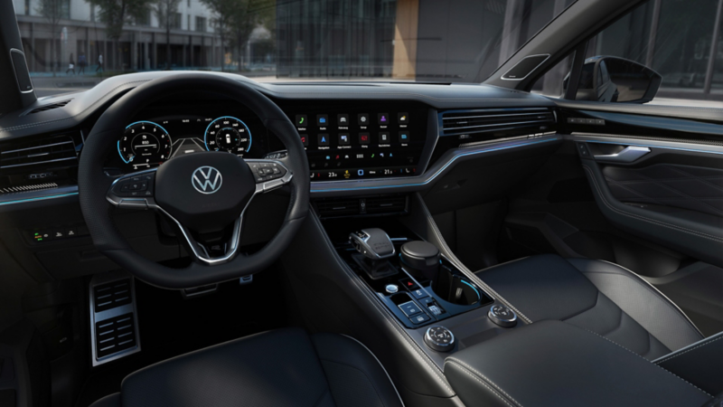 Intérieur moderne du VW Touareg avec Digital Cockpit, grand système d’infodivertissement et sellerie en cuir noir de haute qualité.