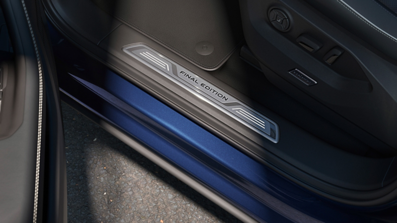 Gros plan sur le seuil de porte illuminé du VW Touareg portant l’inscription « Final Edition ».