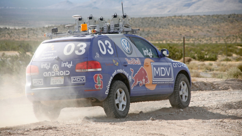 Un VW Touareg équipé pour la conduite autonome en tout-terrain – un jalon historique.