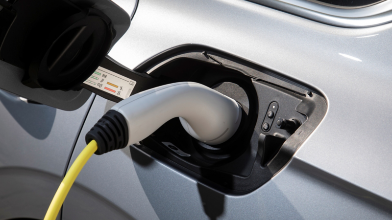 Gros plan sur la prise de recharge d’un Touareg hybride rechargeable.