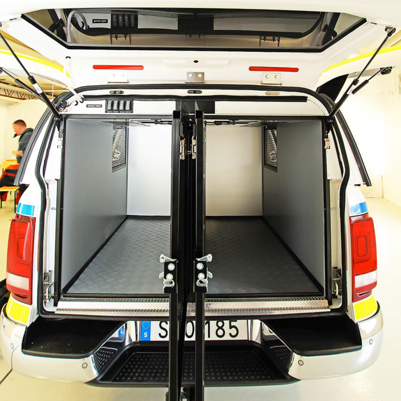 Dubbla hundburar i polisens nya hundbil Volkswagen Amarok V6