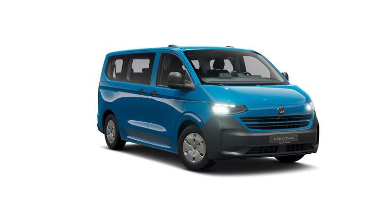 Eine leuchtend blaue Volkswagen Caravelle zur Personenbeförderung ist vor einem minimalistischen weißen Hintergrund freigestellt.