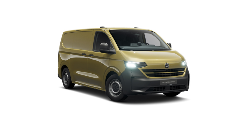 Ein goldfarbener Volkswagen Transporter Kastenwagen ohne Seitenfenster wird vor einem komplett weißen Hintergrund präsentiert.
