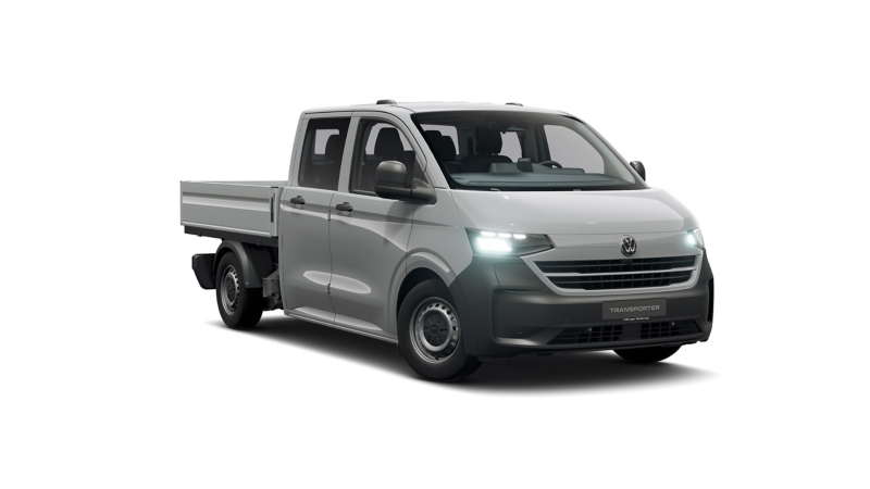 Ein lichtgrauer Volkswagen Transporter mit Doppelkabine und offener Ladefläche steht freigestellt auf weißem Grund.