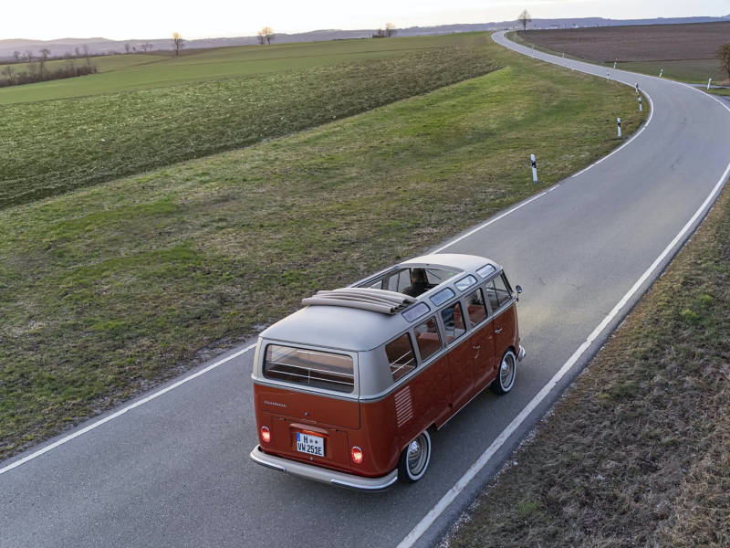 Elektryczny napęd: nowy e-BULLI – crossover czerpiący z klasyki i z najnowszych rozwiązań samochodów elektrycznych
