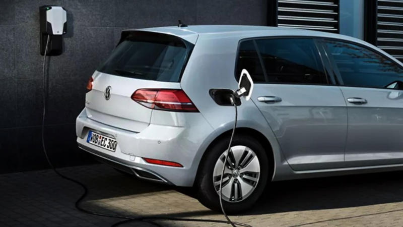 e-Golf el auto eléctrico de VW conectado en color plateado