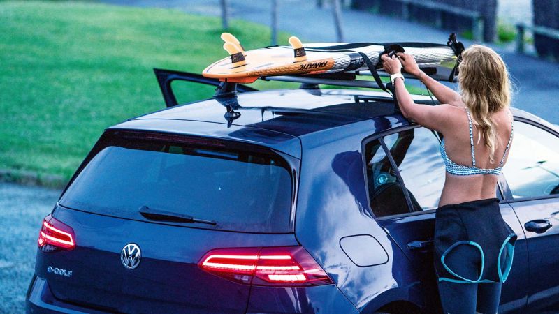 Stand-up paddle board on the roof rack of the e-Golf