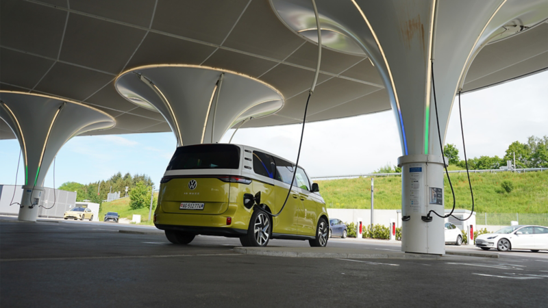 Un ID. Buzz si ricarica presso una stazione di ricarica futuristica