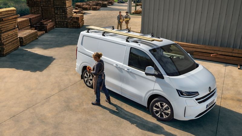 e-Transporter med en kvinde omkring. 