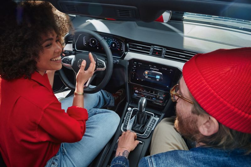 Due persone parlano all'interno di una Volkswagen.