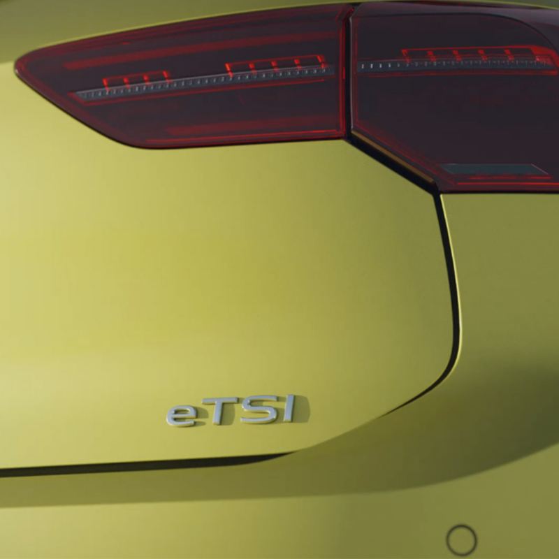 Η επιγραφή "eTSI" στο πίσω καπό ενός κίτρινου VW Golf δείχνει τον τύπο του κινητήρα.