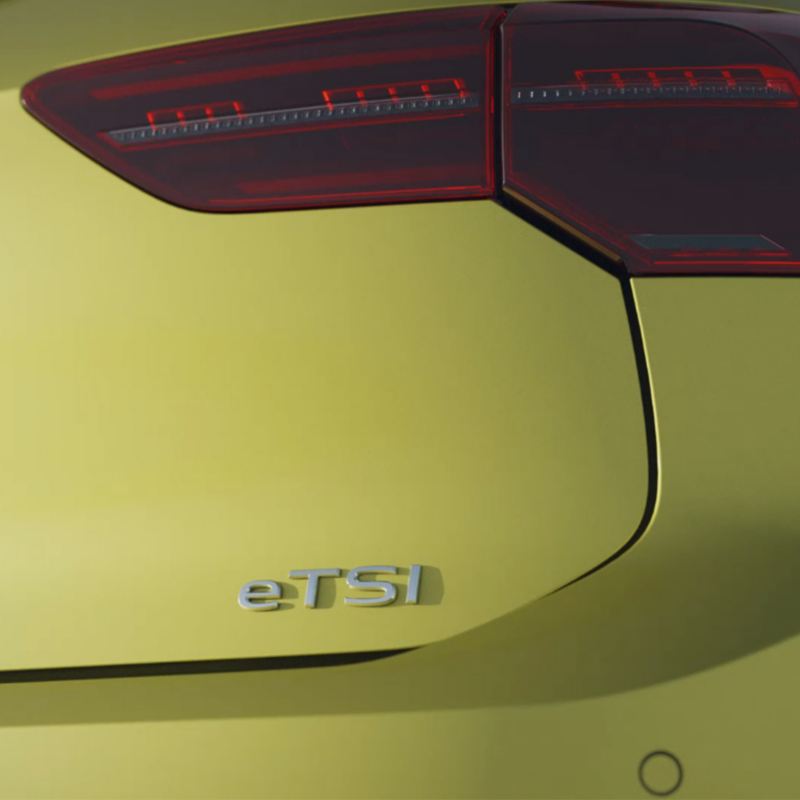 Le Badge eTSI sur le hayon d'une Golf jaune indique son type de motorisation.