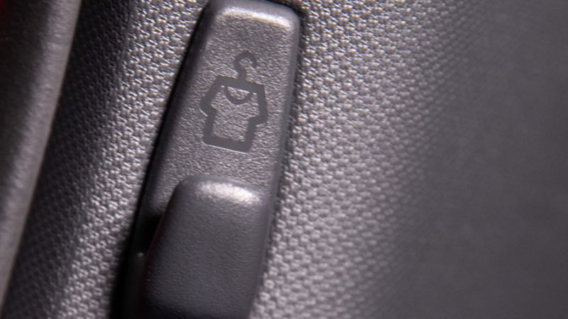 Percha para ganchos de ropa en el interior de Tera 2026 de Volkswagen.