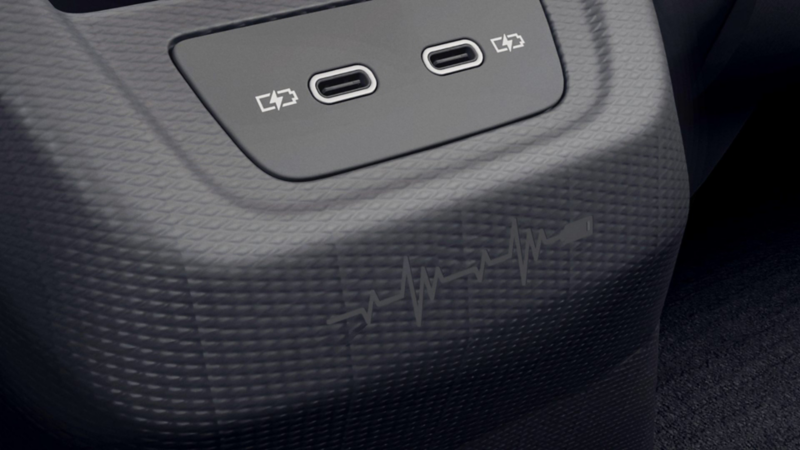 Puertos USB-C con indicadores de carga en la consola central de Volkswagen Tera 2026, tecnología de conectividad avanzada.