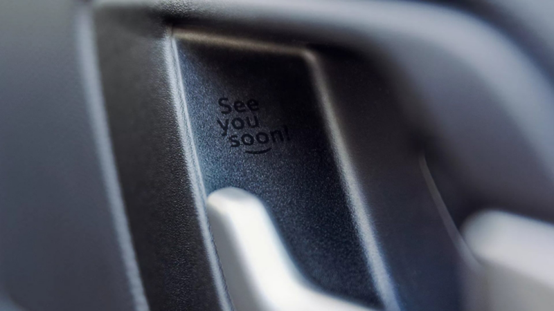 Mensaje "See you soon!" grabado en el interior de Volkswagen Tera 2026, detalle personalizado para el conductor.