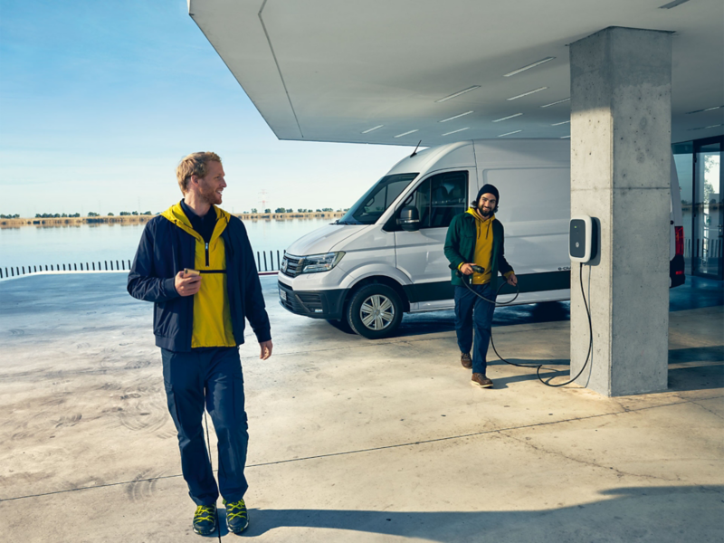 Un e-Crafter blanc en charge parking volkswagen véhicules utilitaires