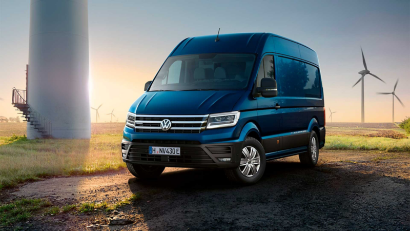 Van eléctrica en México. E-Crafter de Volkswagen de color azul, dentro de campo eólico.