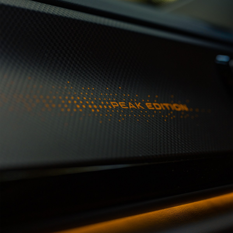 Emblema Peak Edition en el interior de camioneta SUV. 