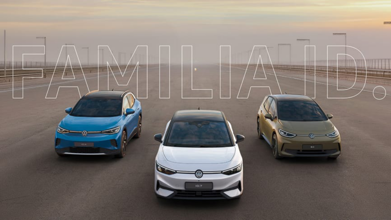 Vista de la flota de Volkswagen ID. Al fondo: la puesta de sol