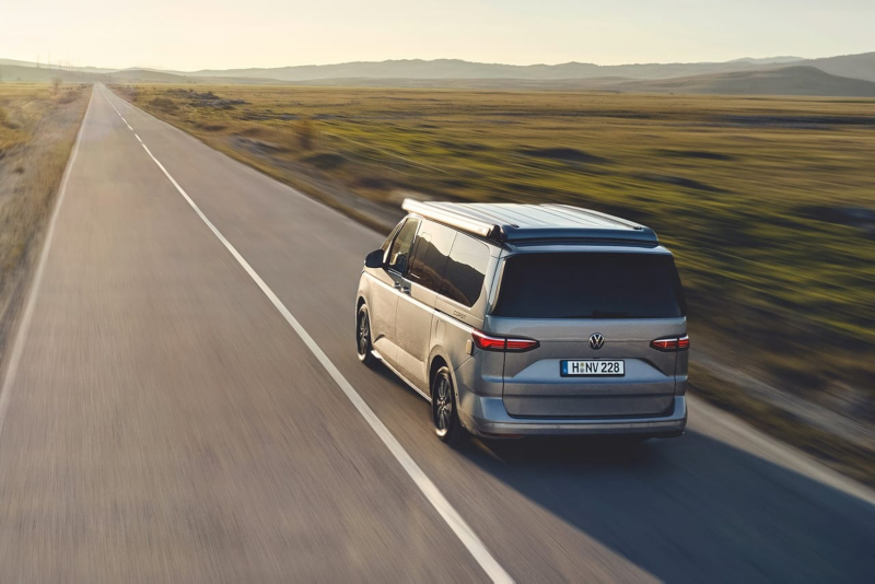 Una furgoneta Volkswagen en carretera al atardecer