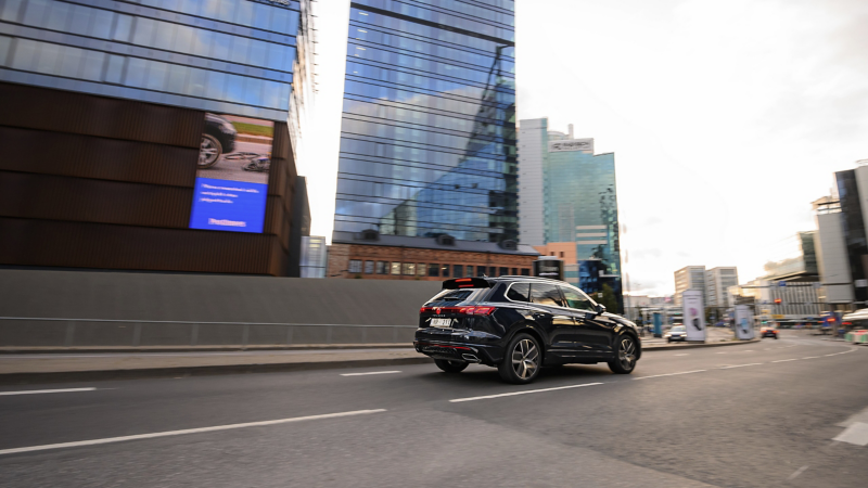 View of the background lighting with illuminated decorative trims in the VW Touareg Elegance.