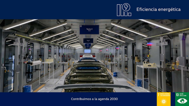 Carrocerías de autos avanzan por túnel de luces en planta Volkswagen.
