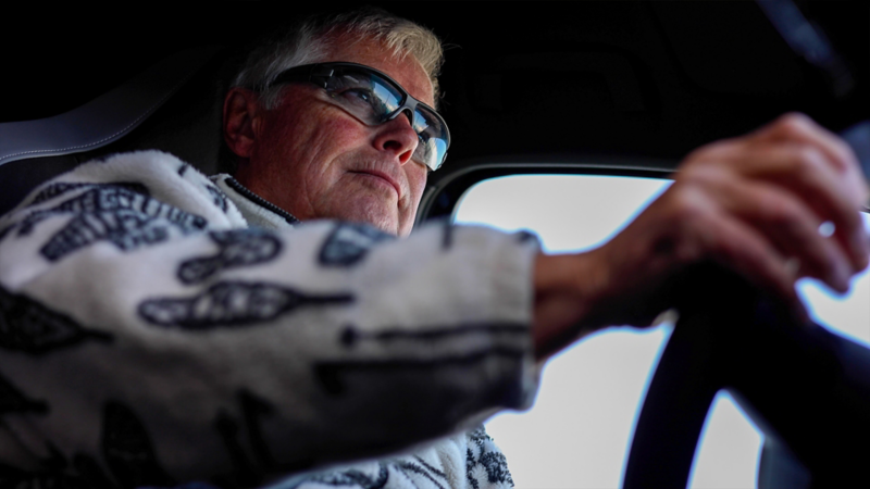 Felix Egolf sitzt am Steuer vom ID.3 und er hat eine Sonnenbrille auf