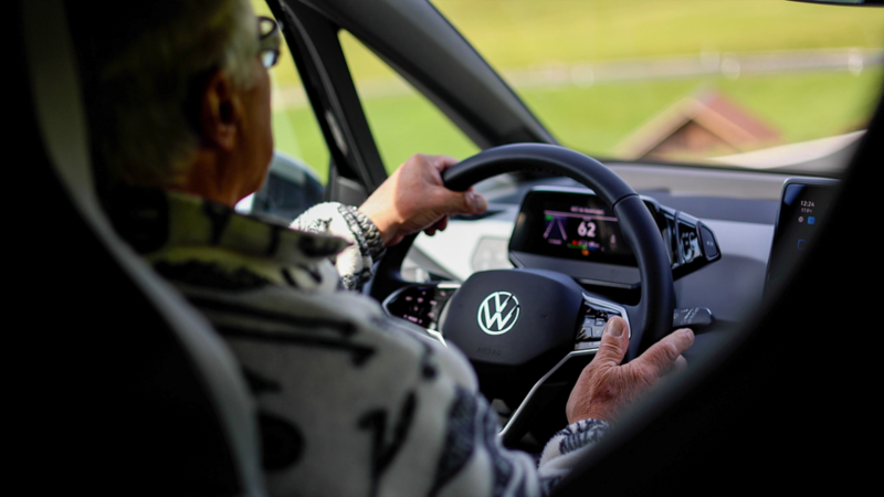 Felix Egolf sitzt hinter dem Steuer vom ID.3