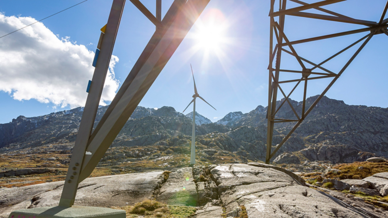Aussicht auf die Alpen mit einer Windmühle