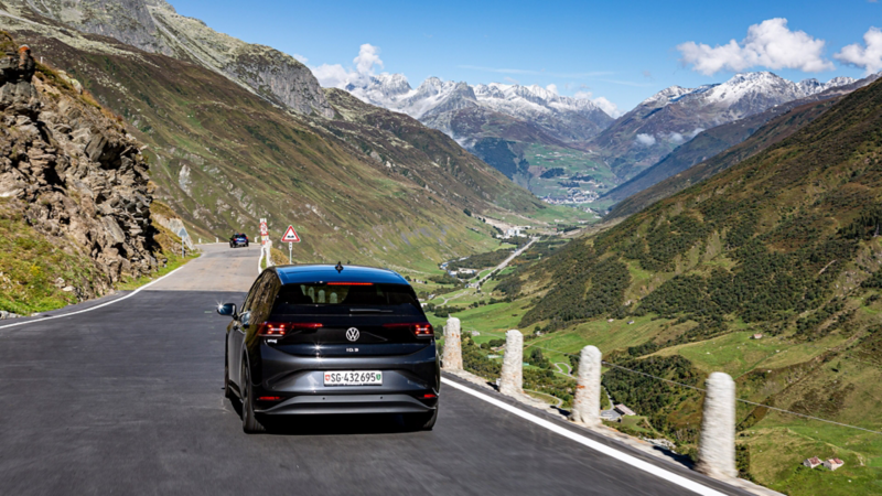 ID.3, von hinten, fährt auf einer schmallen Pass-Strasse