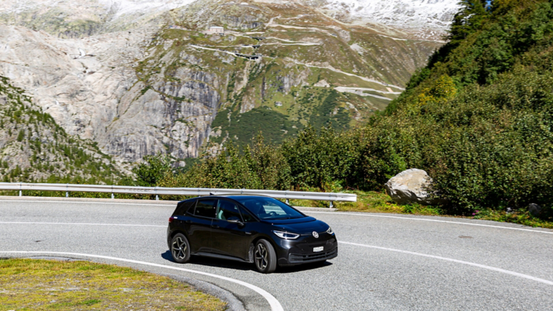 ID.3 in der Kurve einer Pass-Strasse