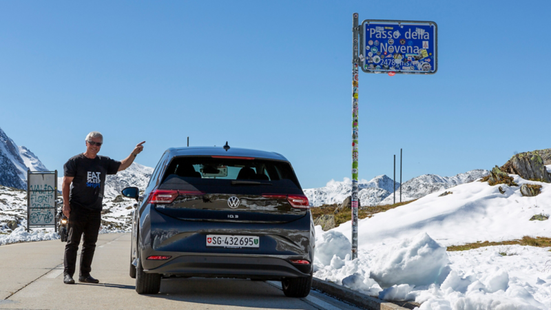 Felix Egolf mit dem ID.3 auf dem Nufenen Pass