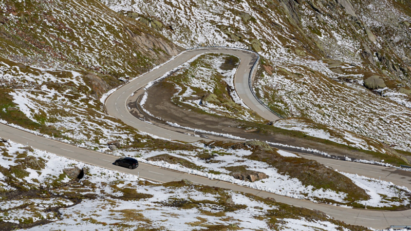 ID.3 auf einer Pass-Strasse von der Vogelperspektive