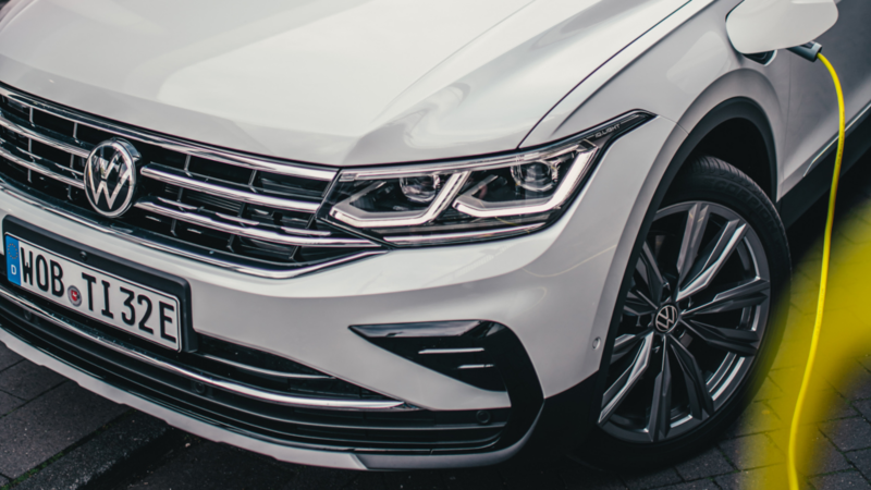 Nærbillede af fronten på den hvide Plug-in Hybrid VW Tiguan eHybrid