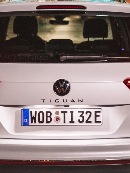 Den hvide Plug-in Hybrid VW Tiguan eHybrid set bagfra